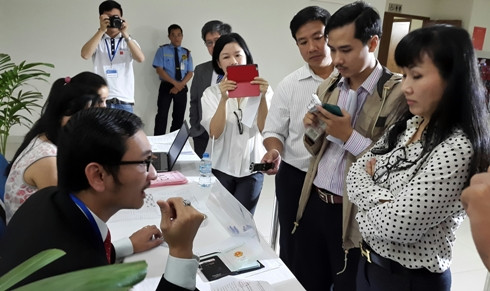 Dù không thiếu bất cứ điều kiện gì, nhưng bà Hòa vẫn không được đại diện ban tổ chức cho phép tham dự ĐH cổ đông thường niên 2014 của ĐH Hoa Sen (Ảnh: T.Q) Dù không thiếu bất cứ điều kiện gì, nhưng bà Hòa vẫn không được đại diện ban tổ chức cho phép tham dự ĐH cổ đông thường niên 2014 của ĐH Hoa Sen (Ảnh: T.Q)