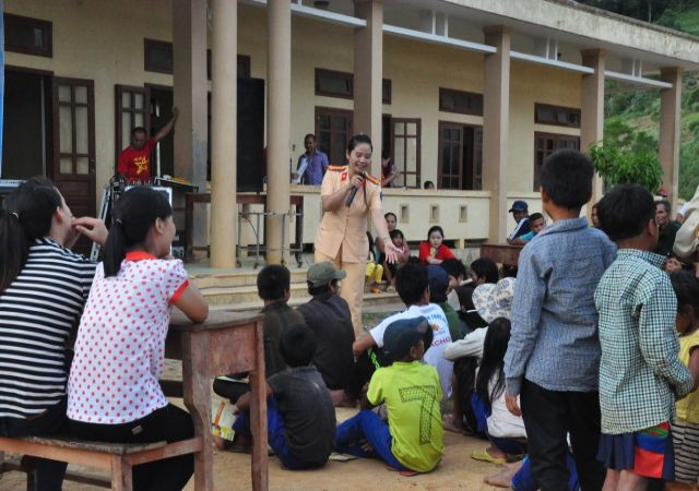 Cảnh sát giao thông Quảng Trị nói chuyện an toàn giao thông với đồng bào dân tộc -ảnh nguồn: Bộ Giao thông vận tải.
