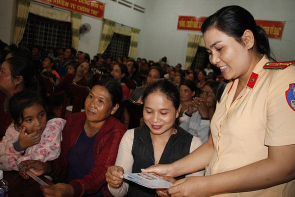 Cán bộ Phòng Cảnh sát giao thông Công an tỉnh Đắk Lắk phát tờ rơi tuyên truyền cho người dân - ảnh Báo Đắk Lắk