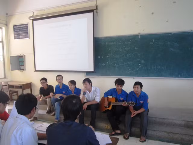 Những tiết mục văn nghệ đặc sắc, ý nghĩa. >>Phát hoảng: Vợ Mai An Tiêm dùng nhan sắc bẫy cá về thịt >>Truyện "Cây tre trăm đốt": Con gái Phú ông "mua chồng" ngoài chợ >>Những nữ sinh diện áo dài đẹp hơn vẻ xuân thì của Mai Phương Thúy (P25)