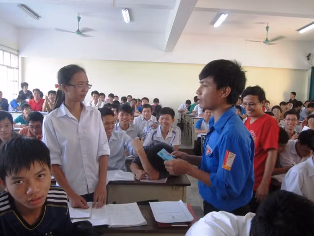 Với mong muốn góp phần nhỏ để tạo niềm vui cho cô giáo, các bạn nữ nhân ngày 20.10, các bạn nam lên tận phòng học, giảng đường để tặng thiệp trong hai ngày 18 – 19/10. Không chỉ tặng thiệp, các bạn trong Đội Tình nguyện còn tạo không khí bằng các tiết mục văn nghệ “cây nhà lá vườn”. >>Phát hoảng: Vợ Mai An Tiêm dùng nhan sắc bẫy cá về thịt >>Truyện "Cây tre trăm đốt": Con gái Phú ông "mua chồng" ngoài chợ >>Những nữ sinh diện áo dài đẹp hơn vẻ xuân thì của Mai Phương Thúy (P25)