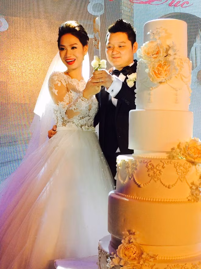 Trà My cùng chồng thực hiện nghi thức cắt bánh kem.
