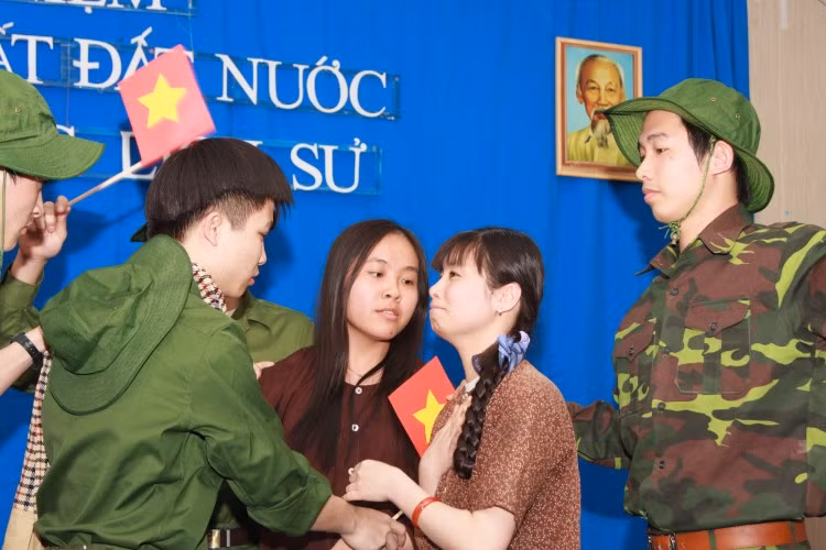 Tiểu phẩm giới thiệu của đội chơi “Cơn bão k12” đã xuất sắc giành tất cả điểm 10 của BGK.