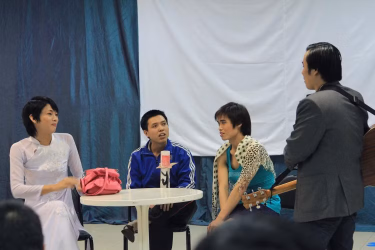Các đoàn viên của 7 chi đoàn đều chuẩn bị các tiết mục của mình một cách rất kĩ lưỡng, công phu. 7 tiết mục của 7 chi đoàn, tiết mục nào cũng đều hấp dẫn, đều thu hút được sự ủng hộ của khán giả cũng như sự đánh giá rất tích cực từ phía ban giám khảo. Tiết mục hài kịch của Chi đoàn K08 đã gây bất ngờ cho khán giả khi không chỉ đem đến những màn chọc cười mà còn có cả những thông điệp sâu lắng gửi vào đó tâm tư của nhiều du học sinh xa nhà tại Irkutsk, LBNga. Đây cũng chính là tiết mục chinh phục hoàn toàn được ban giám khảo, dành giải nhất của cuộc thi. Các đoàn viên của 7 chi đoàn đều chuẩn bị các tiết mục của mình một cách rất kĩ lưỡng, công phu. 7 tiết mục của 7 chi đoàn, tiết mục nào cũng đều hấp dẫn, đều thu hút được sự ủng hộ của khán giả cũng như sự đánh giá rất tích cực từ phía ban giám khảo. Tiết mục hài kịch của Chi đoàn K08 đã gây bất ngờ cho khán giả khi không chỉ đem đến những màn chọc cười mà còn có cả những thông điệp sâu lắng gửi vào đó tâm tư của nhiều du học sinh xa nhà tại Irkutsk, LBNga. Đây cũng chính là tiết mục chinh phục hoàn toàn được ban giám khảo, dành giải nhất của cuộc thi.