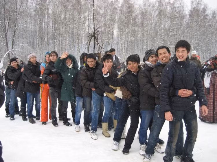 Lễ tiễn mùa đông ( cả trường vào rừng).