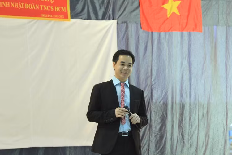 Tiết mục đơn ca thể hiện bởi Văn Chiến đến từ chi đoàn NCS. Tiết mục đơn ca thể hiện bởi Văn Chiến đến từ chi đoàn NCS.