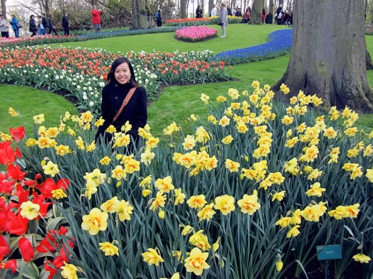 Bạn Vũ Thu Trang đang tranh thủ chụp lại những bức hình đẹp tại vườn hoa Keukenhof Xem thêm: Danh sách 100 trường Đại học xuất sắc nhất thế giới (P1)
