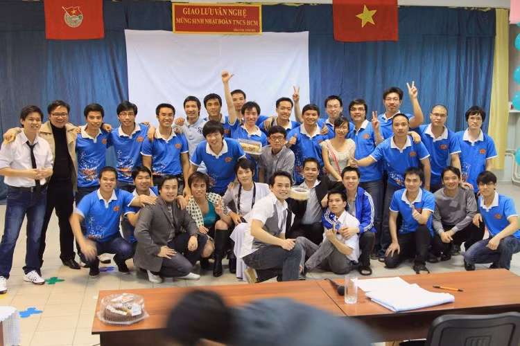 Tất cả các đoàn viên cùng chụp ảnh tập thể lưu niệm Tất cả các đoàn viên cùng chụp ảnh tập thể lưu niệm