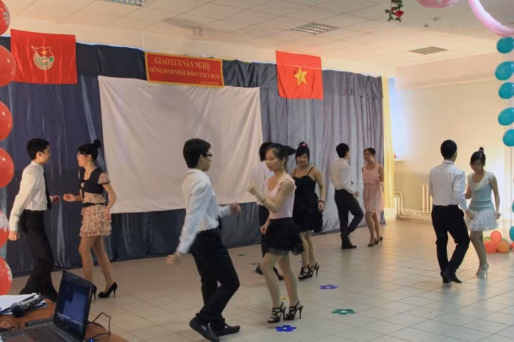 Sôi động, hào hứng, vui tươi là những gì mà tiết mục nhảy Cha-cha-cha của chi đoàn K10 đem đến cho khán giả của cuộc thi. Tiết mục đã dành được giải nhì theo đánh giá của ban giám khảo và đồng thời là sự ủng hộ, cổ vũ vô cùng nhiệt tình từ phía khán giả. Sôi động, hào hứng, vui tươi là những gì mà tiết mục nhảy Cha-cha-cha của chi đoàn K10 đem đến cho khán giả của cuộc thi. Tiết mục đã dành được giải nhì theo đánh giá của ban giám khảo và đồng thời là sự ủng hộ, cổ vũ vô cùng nhiệt tình từ phía khán giả.