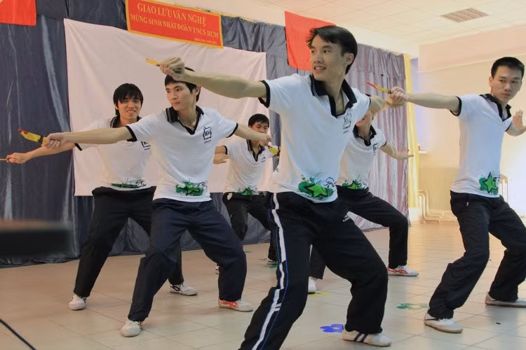 Tiết mục đồng diễn võ thuật hoành tráng thể hiện bởi các đoàn viên của chi đoàn K09. Tiết mục đồng diễn võ thuật hoành tráng thể hiện bởi các đoàn viên của chi đoàn K09.