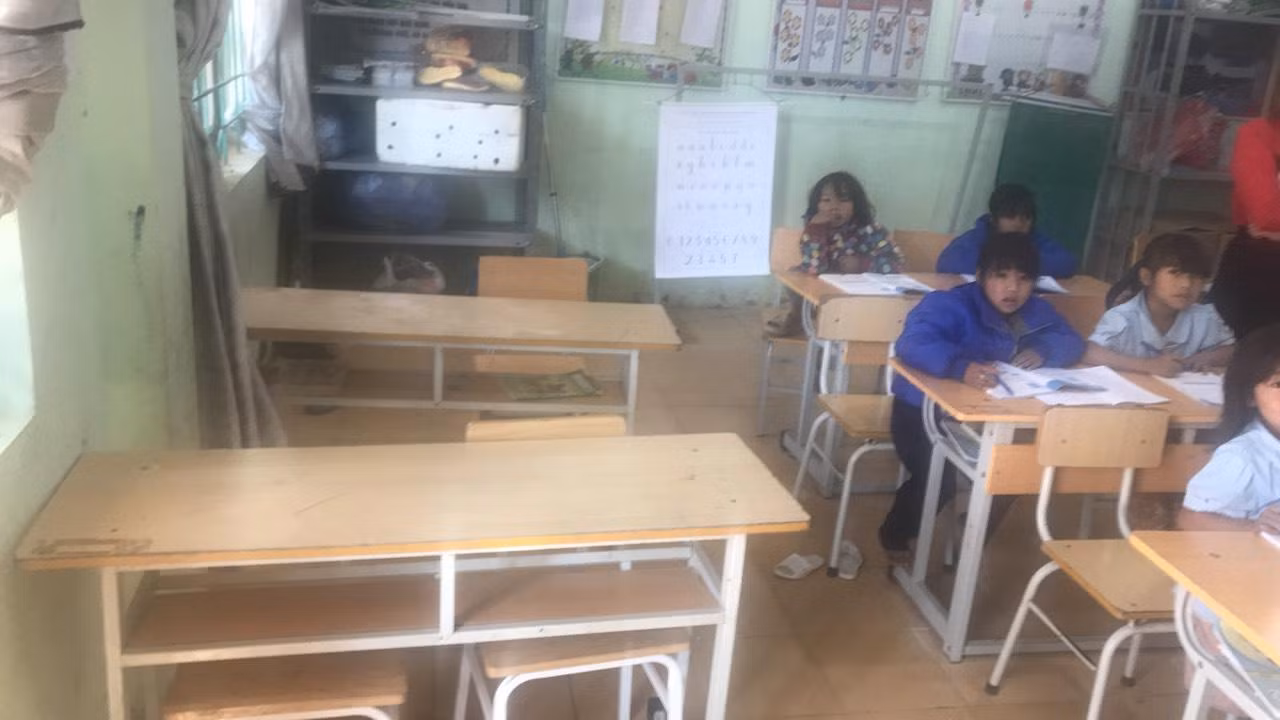 Lớp học vắng học trò của các thầy cô giáo trường Pa Ủ Lớp học vắng học trò của các thầy cô giáo trường Pa Ủ
