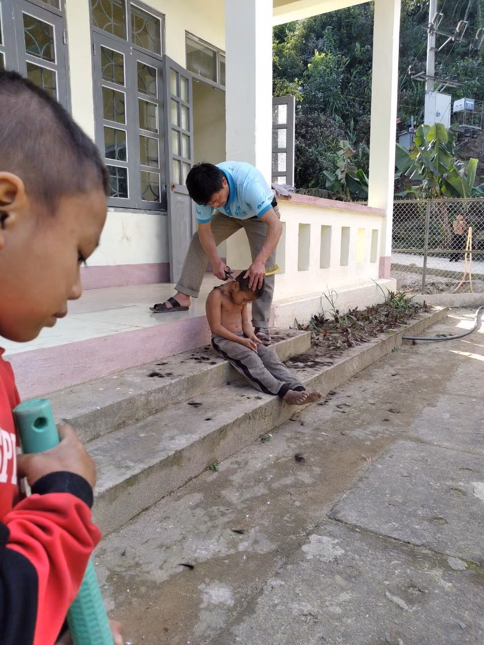 Các thầy cô giáo cắt tóc, chăm sóc học trò. Các thầy cô giáo cắt tóc, chăm sóc học trò.
