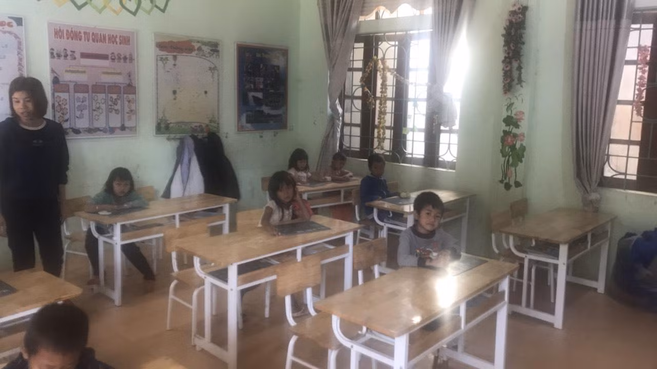 Sau ngày học buổi sáng, buổi chiều chỉ còn vài trò đến lớp. Sau ngày học buổi sáng, buổi chiều chỉ còn vài trò đến lớp.