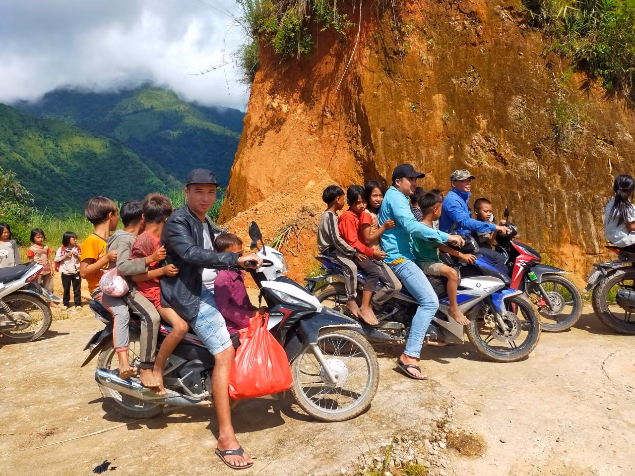 Các thầy cô giáo đi gom học trò. Các thầy cô giáo đi gom học trò.