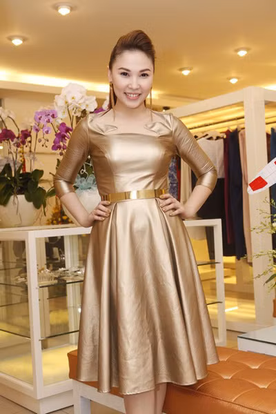 Tối ngày 27/1 vừa rồi, với tư cách bà chủ một cửa hàng thời trang, Quỳnh Thư xuất hiện cùng một chiếc váy da màu đồng rất bắt mắt.
