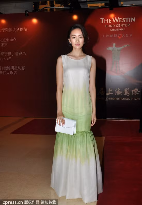 Đổng Khanh dịu dàng với váy của Tadashi Shoji