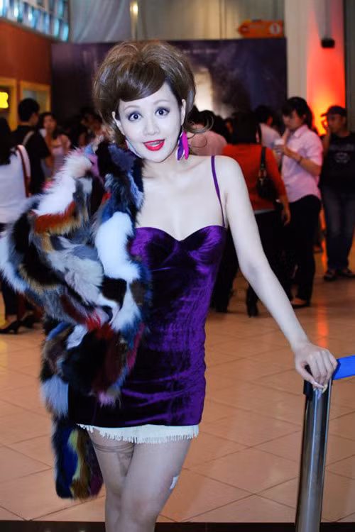 Chính vì kiểu mix đồ có phần lập dị, phi thời trang từ trang phục, kiểu tóc và phụ kiện đã giúp Việt Nga luôn nổi bật trong số đông. Tuy nhiên, nó lại chưa bao giờ giúp Việt Nga thuyết phục được công chúng lớn tuổi hay phần đa khán giả truyền thống. Đối với nữ MC sinh năm 1982, "độc" thôi chưa đủ, cô còn gợi cảm đến mức giật gân với hàng loạt trang phục siêu ngắn và thoáng mát. Khán giả không ít lần bất ngờ tưởng như người đẹp đang mặc đồ ngủ đi dự sự kiện hoặc tiệc tùng.