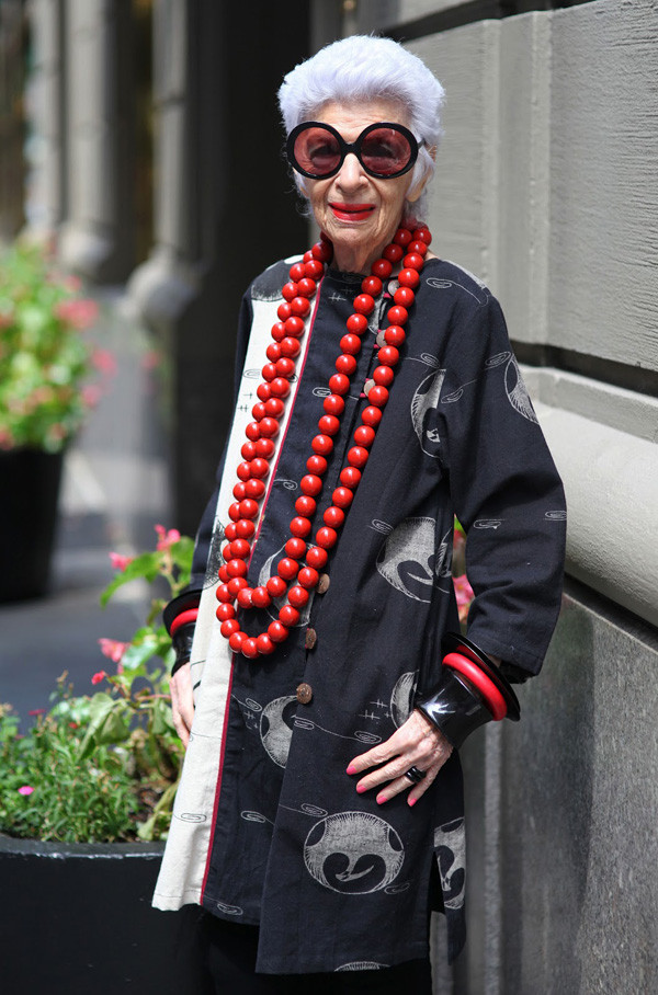 Tự nhận mình là "ngôi sao già", song dường như những bộ cánh của “tín đồ lớn tuổi” Iris Apfel lại lại có phần sôi nổi và tươi trẻ hơn khối cô gái.