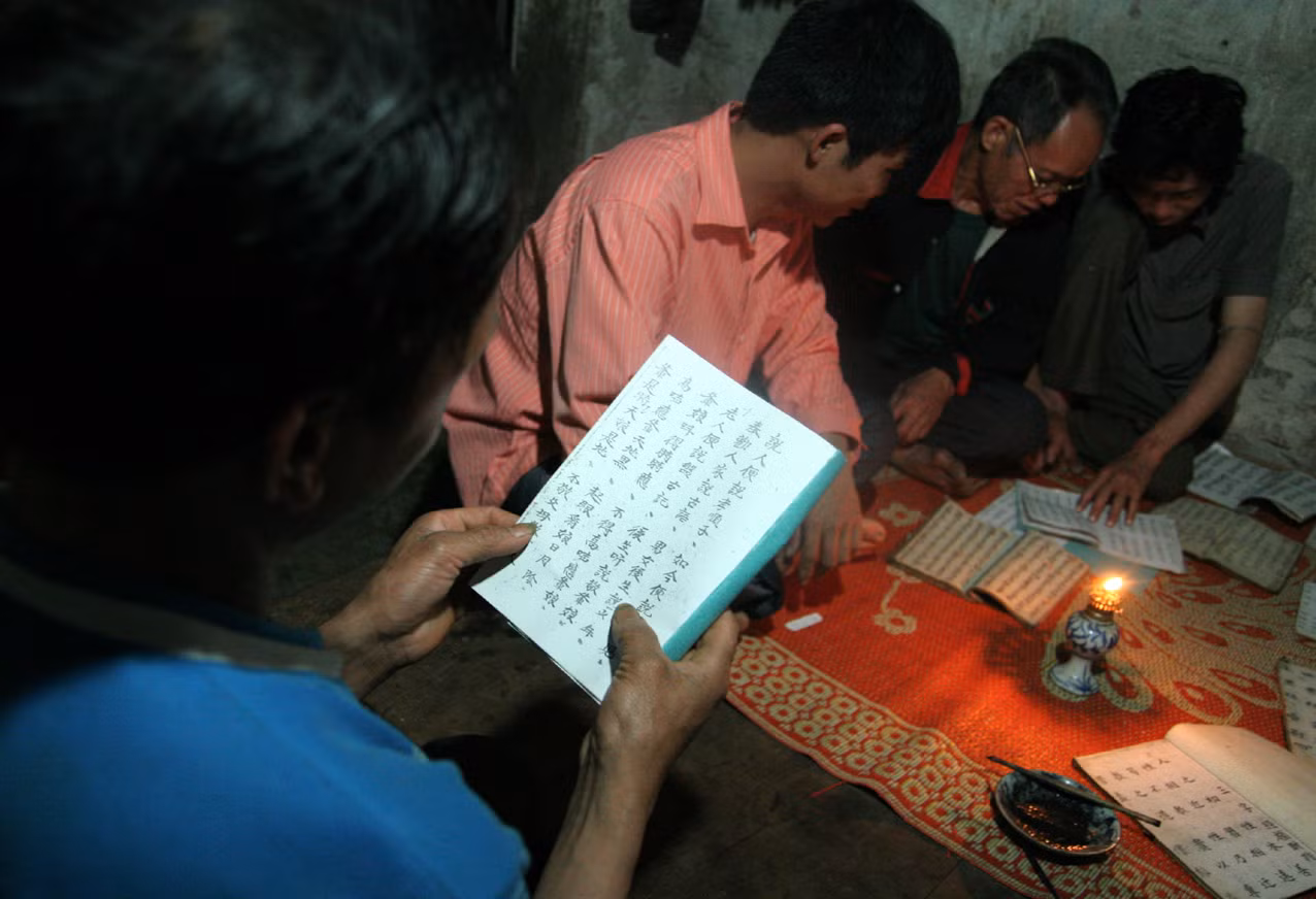 Thế rồi bà con dân bản cứ đến hỏi ông mượn sách để đọc mỗi khi người nhà bị cảm, ốm cần lên rừng hái những bài thuốc dân gian Thế rồi bà con dân bản cứ đến hỏi ông mượn sách để đọc mỗi khi người nhà bị cảm, ốm cần lên rừng hái những bài thuốc dân gian