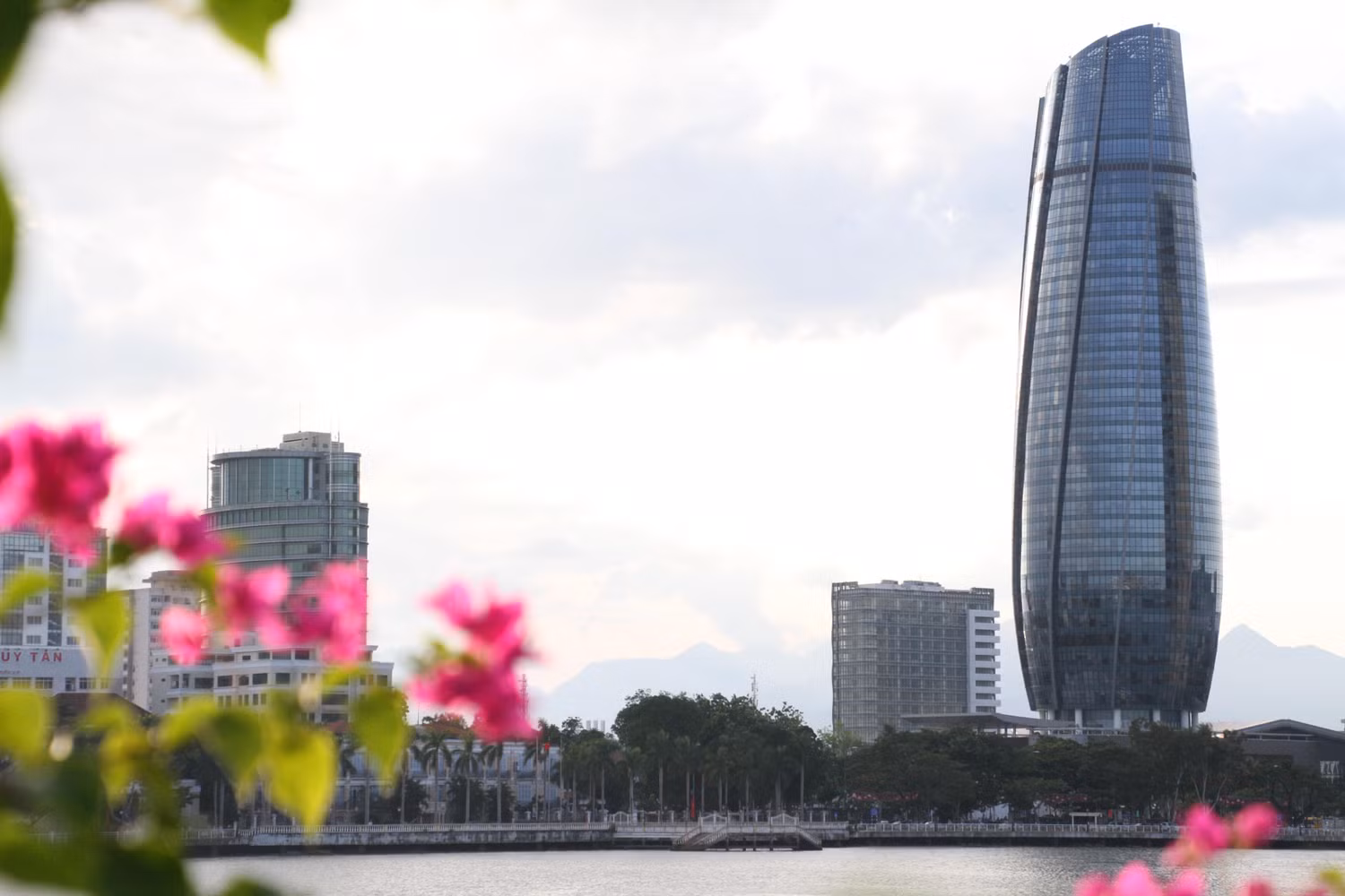 Tòa nhà Trung tâm hành chính TP Đà Nẵng nằm bên sông Hàn thơ mộng. Ảnh: Hoàng Tuấn Tòa nhà Trung tâm hành chính TP Đà Nẵng nằm bên sông Hàn thơ mộng. Ảnh: Hoàng Tuấn