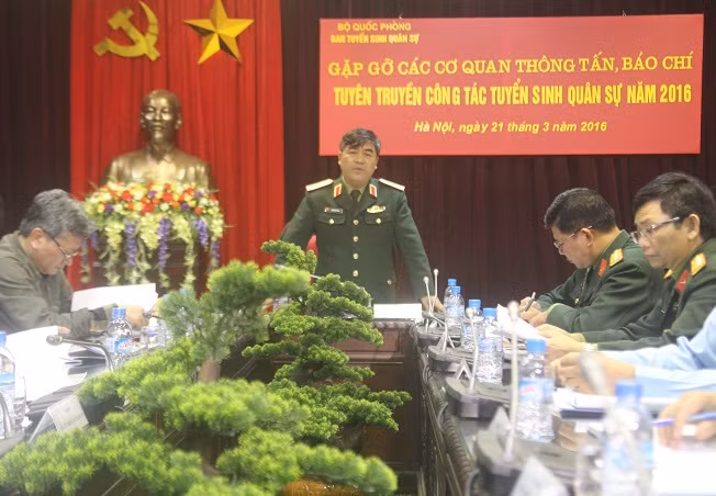 Thiếu tướng Trần Hữu Phúc, Cục trưởng Cục Nhà trường (Bộ Tổng Tham mưu Quân đội nhân dân Việt Nam), Phó Trưởng Ban Thường trực Ban Tuyển sinh Quân sự Bộ Quốc phòng chủ trì buổi gặp mặt. (Ảnh: Thùy Linh)