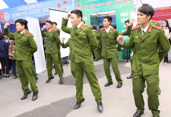 Nhà trường phát mệt, học sinh thì bội thực vì tư vấn tuyển sinh ảnh 3 Nhà trường phát mệt, học sinh thì bội thực vì tư vấn tuyển sinh ảnh 3