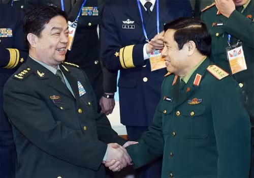 Bộ trưởng hai nước chúc mừng sự thành công của buổi toạ đàm.