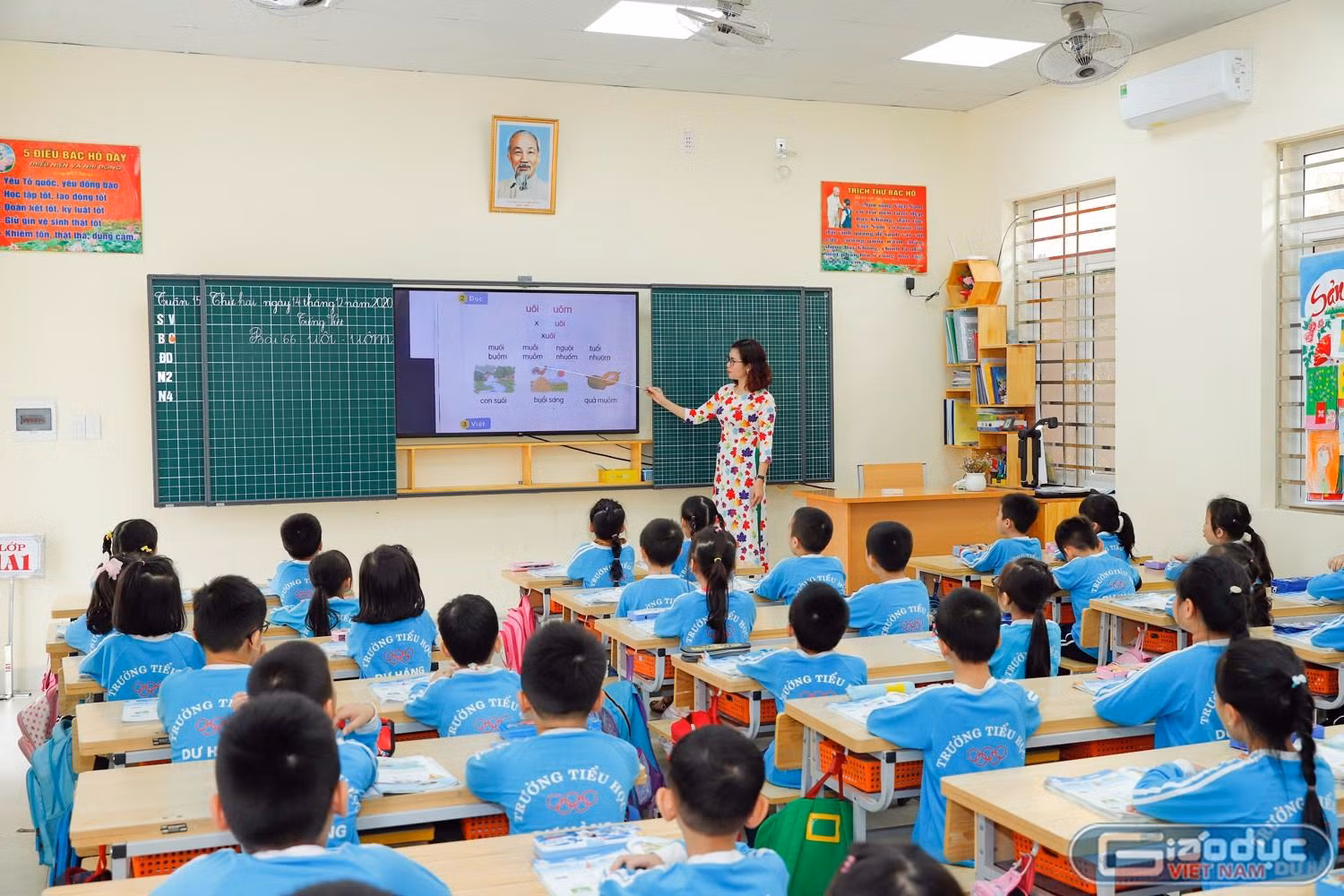 Cán bộ quản lý giáo dục tại Hải Phòng vui mừng khi thành phố có Nghị quyết quy định các khoản thu dịch vụ, hỗ trợ hoạt động giáo dục (Ảnh: Lã Tiến)
