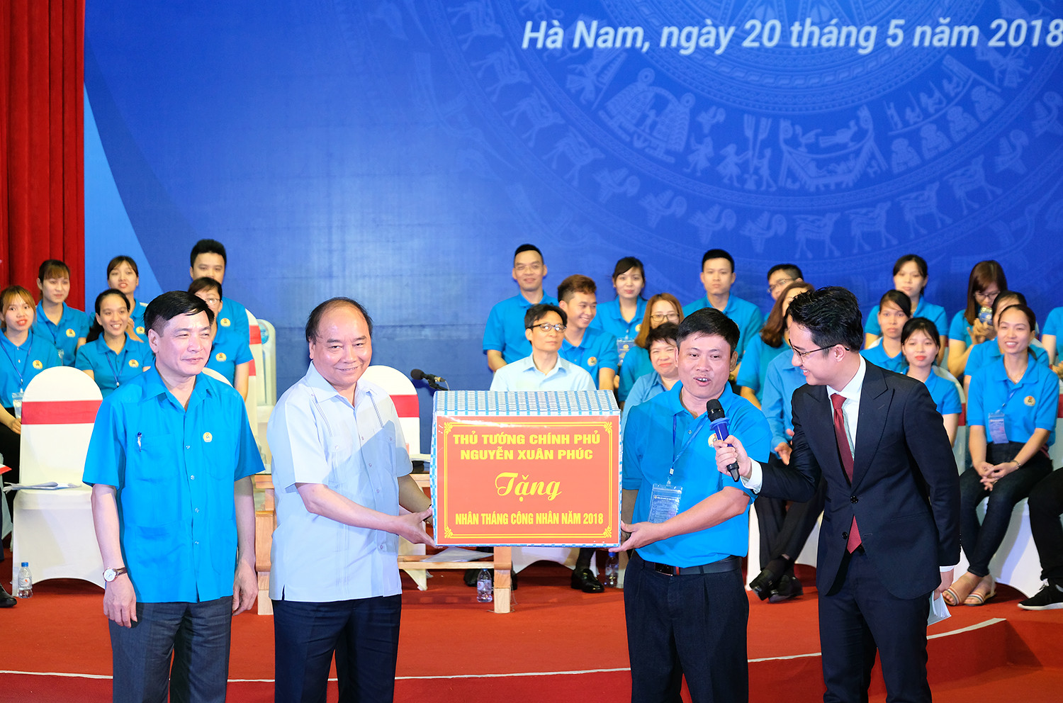 Thủ tướng tặng máy tính cho công nhân. (Ảnh: VGP)