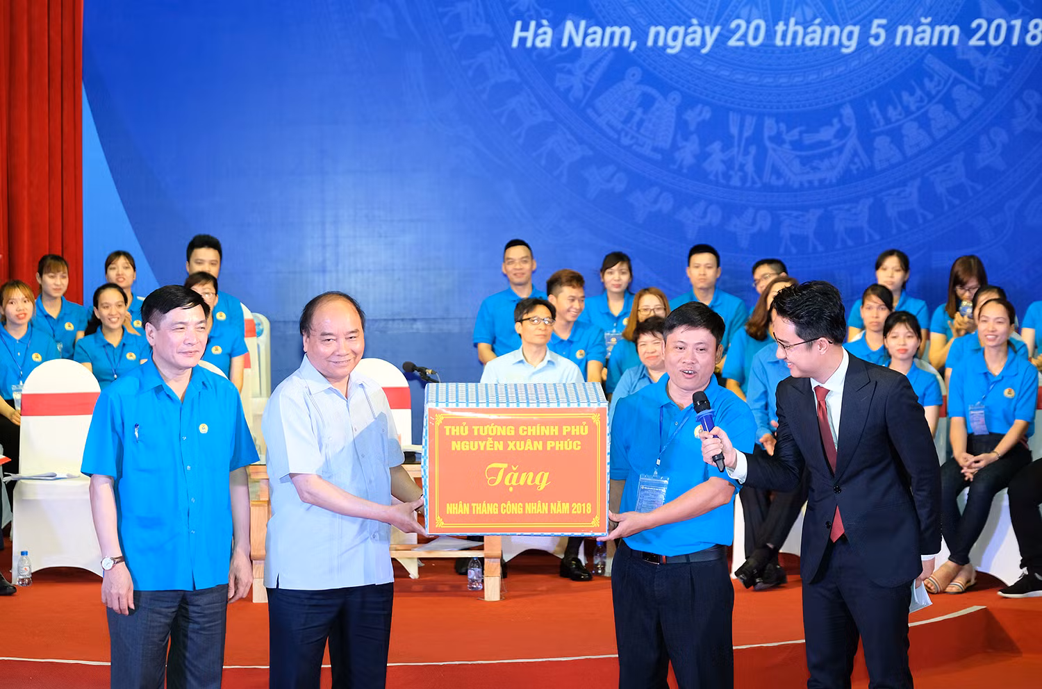 Thủ tướng tặng máy tính cho công nhân. (Ảnh: VGP)