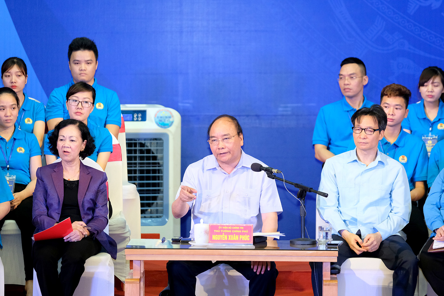 Thủ tướng Nguyễn Xuân Phúc đối thoại với công nhân. (Ảnh: VGP)