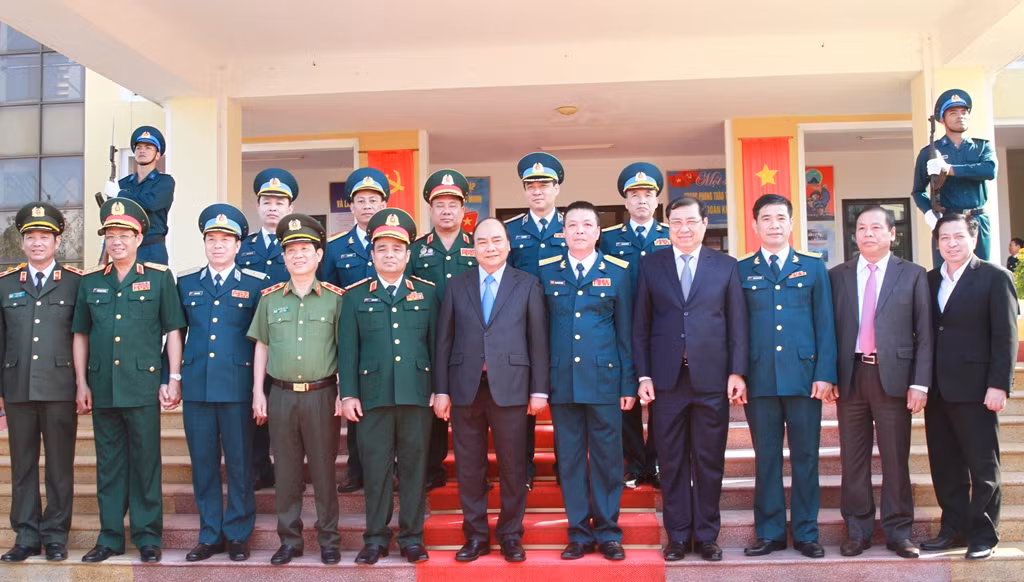 Thủ tướng Nguyễn Xuân Phúc và đoàn công tác với lãnh đạo quân chủng và Sư đoàn. Ảnh: VGP