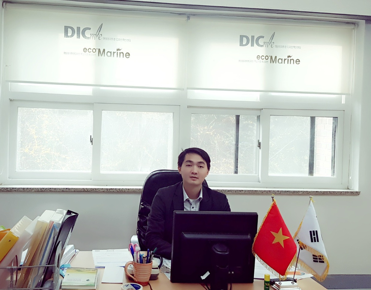 “Nhân tài học xong ai cũng muốn về cống hiến cho đất nước, nhưng....” (GDVN) - Nhiều nhân tài học học xong cũng mong muốn trở về cống hiến cho đất nước nhưng họ vẫn canh cánh nỗi lo môi trường làm việc còn nhiều bất cập, bế tắc.