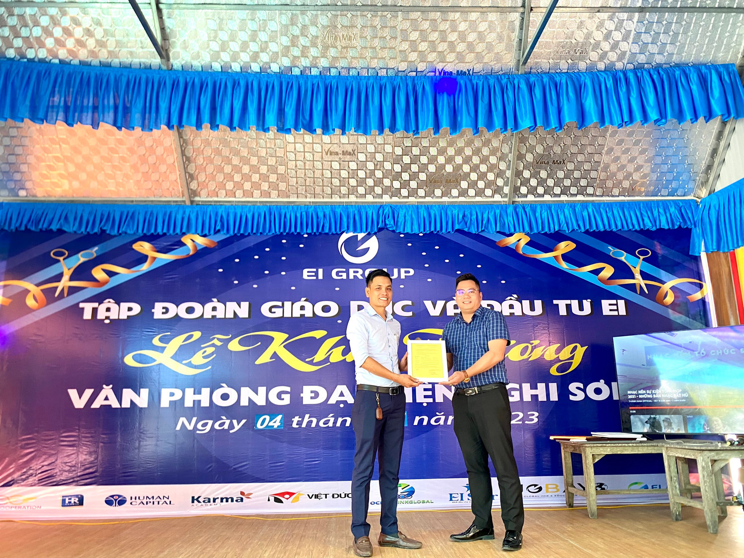 EI GROUP trao quyết định cho ông Đinh Tiến Trỗi (bìa trái) làm Giám đốc Văn phòng đại diện EI GROUP tại Nghi Sơn (Thanh Hóa).