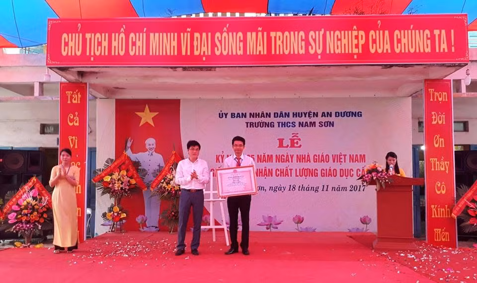 Đại diện Sở Giáo dục và Đào tạo Hải Phòng trao chứng nhận cho nhà trường (Ảnh: Lại Cường)