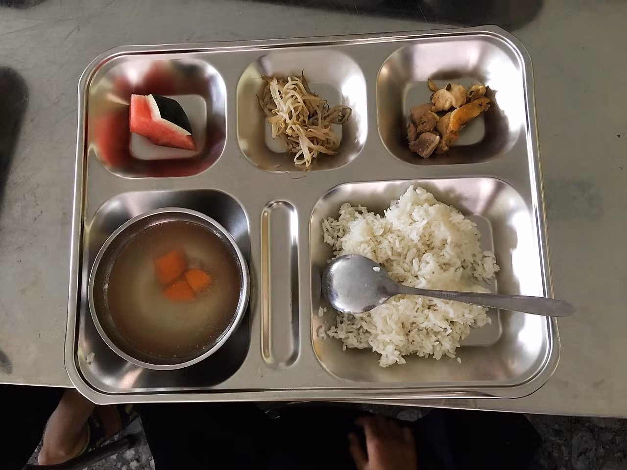 Kinh nghiệm nào sẽ đủ cho những người ăn bớt khẩu phần ăn của con trẻ? (Ảnh PHHSCC) Kinh nghiệm nào sẽ đủ cho những người ăn bớt khẩu phần ăn của con trẻ? (Ảnh PHHSCC)
