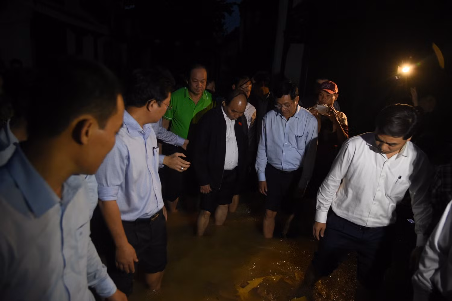 Bất chấp lụt lội, Thủ tướng Nguyễn Xuân Phúc vẫn sát sao chỉ đạo quá trình kiểm tra công tác khắc phục hậu quả lũ lụt. (Ảnh: VPVP) Bất chấp lụt lội, Thủ tướng Nguyễn Xuân Phúc vẫn sát sao chỉ đạo quá trình kiểm tra công tác khắc phục hậu quả lũ lụt. (Ảnh: VPVP)