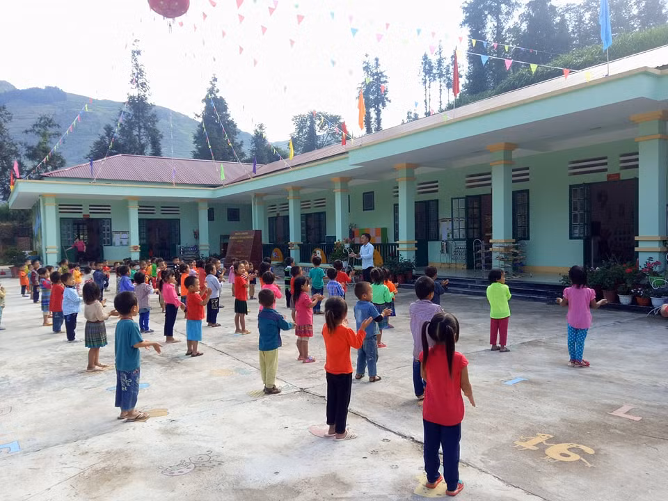 Sau màu áo lính, thầy giáo Giàng Seo Lú đến với mầm non như một định mệnh (Ảnh: Lại Cường) Sau màu áo lính, thầy giáo Giàng Seo Lú đến với mầm non như một định mệnh (Ảnh: Lại Cường)