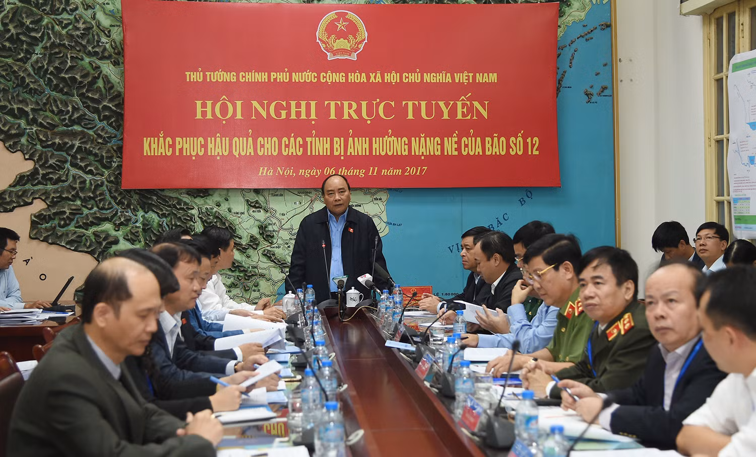 Thủ tướng lội nước kiểm tra công tác khắc phục hậu quả bão số 12 ảnh 3 Thủ tướng lội nước kiểm tra công tác khắc phục hậu quả bão số 12 ảnh 3