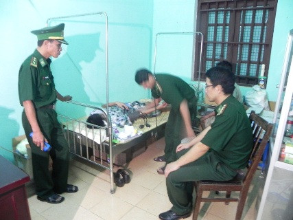 Cán bộ chiến sỹ Đồn Biên Phòng Bạch Long Vĩ hỗ trợ nhân đạo các nạn nhân về y tế và ăn nghỉ. Cán bộ chiến sỹ Đồn Biên Phòng Bạch Long Vĩ hỗ trợ nhân đạo các nạn nhân về y tế và ăn nghỉ.