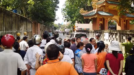Rất nhiều người đã kéo đến gần hiện trường vụ bắt cóc để theo dõi.