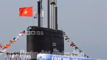 6 tàu ngầm Việt Nam mua của Nga để tăng cường năng lực phòng thủ lại trở thành đề tài không ngớt của truyền thông Trung Quốc. Họ đang cố thêu dệt về cái gọi là "mối uy hiếp từ Việt Nam" để biện minh cho các hành động leo thang cải tạo bất hợp pháp ngoài quần đảo Trường Sa thuộc chủ quyền Việt Nam. Ảnh: QĐND.
