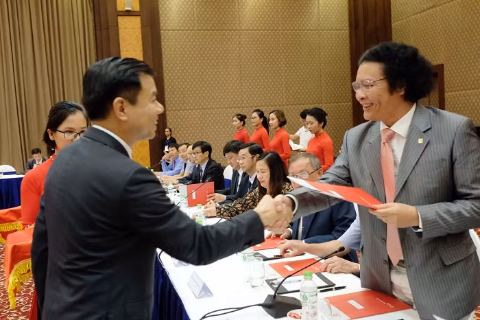 Lãnh đạo Tập đoàn Vingroup trao đổi hợp tác với đại diện lãnh đạo các trường đại học.