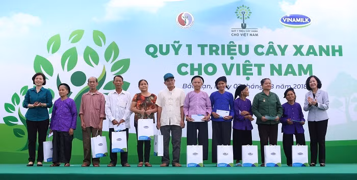 Bà Trương Thị Mai – Ủy viên Bộ Chính trị, Bí Thư Trung ương Đảng, Trưởng Ban Dân vận Trung ương và bà Bùi Thị Hương – Giám đốc Điều hành Vinamilk trao quà cho các gia đình chính sách.