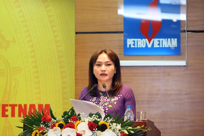 Chủ tịch Công đoàn Dầu khí Việt Nam Nghiêm Thùy Lan phát biểu khai mạc diễn đàn. Chủ tịch Công đoàn Dầu khí Việt Nam Nghiêm Thùy Lan phát biểu khai mạc diễn đàn.