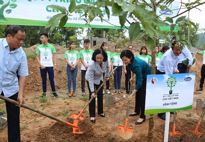 Bà Trương Thị Mai – Ủy viên Bộ Chính trị, Bí Thư Trung ương Đảng, Trưởng Ban Dân vận Trung ương và bà Bùi Thị Hương – Giám đốc Điều hành Vinamilk cùng các đại biểu trồng cây tại khu Di tích lịch sử cấp Quốc gia Nà Tu, tỉnh Bắc Kạn.