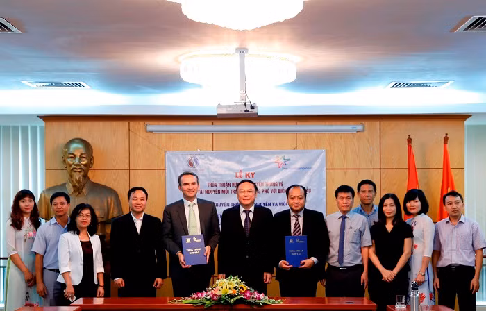 “Vì môi trường Việt Nam xanh” được kí kết dựa trên tinh thần trách nhiệm cộng đồng cải thiện và bảo vệ môi trường sống của công ty FrieslandCampina Việt Nam. “Vì môi trường Việt Nam xanh” được kí kết dựa trên tinh thần trách nhiệm cộng đồng cải thiện và bảo vệ môi trường sống của công ty FrieslandCampina Việt Nam.