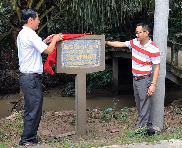 Ông Lê Nguyễn Đức Khôi cùng ông Lê Đình Lâm, Chủ tịch Ủy ban nhân dân xã Đại Điền, huyện Thạnh Phú mở bảng tri ân nhà tài trợ do Ủy ban nhân dân xã làm tặng. Ông Lê Nguyễn Đức Khôi cùng ông Lê Đình Lâm, Chủ tịch Ủy ban nhân dân xã Đại Điền, huyện Thạnh Phú mở bảng tri ân nhà tài trợ do Ủy ban nhân dân xã làm tặng.