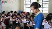 Giáo viên dạy học thế nào khi sĩ số lớp học suýt trăm em?