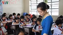 Giáo viên dạy học thế nào khi sĩ số lớp học suýt trăm em?